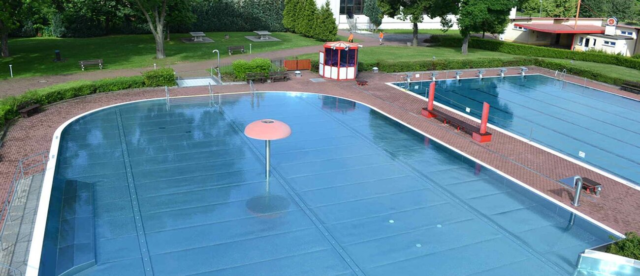 Sommerbad Zeitz - Blick von der Rutsche auf das Erlebnis- und Sportbecken