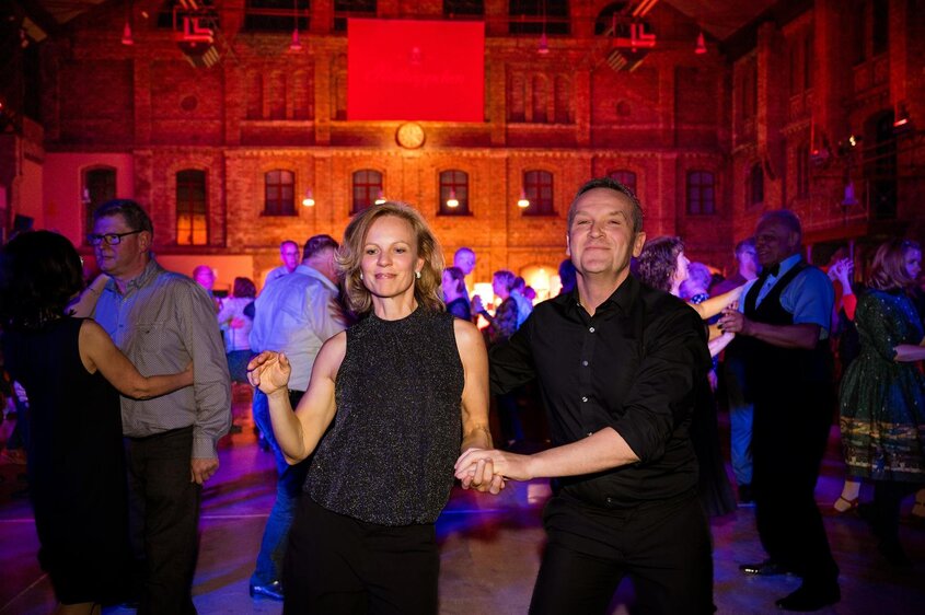 „Let’s Dance“ im Lichthof der Rotkäppchen Erlebniswelt
