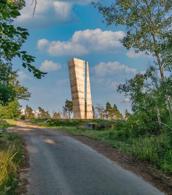Der Fundort der Himmelsscheibe bei Wangen mit dem Aussichtsturm am Mittelberg.