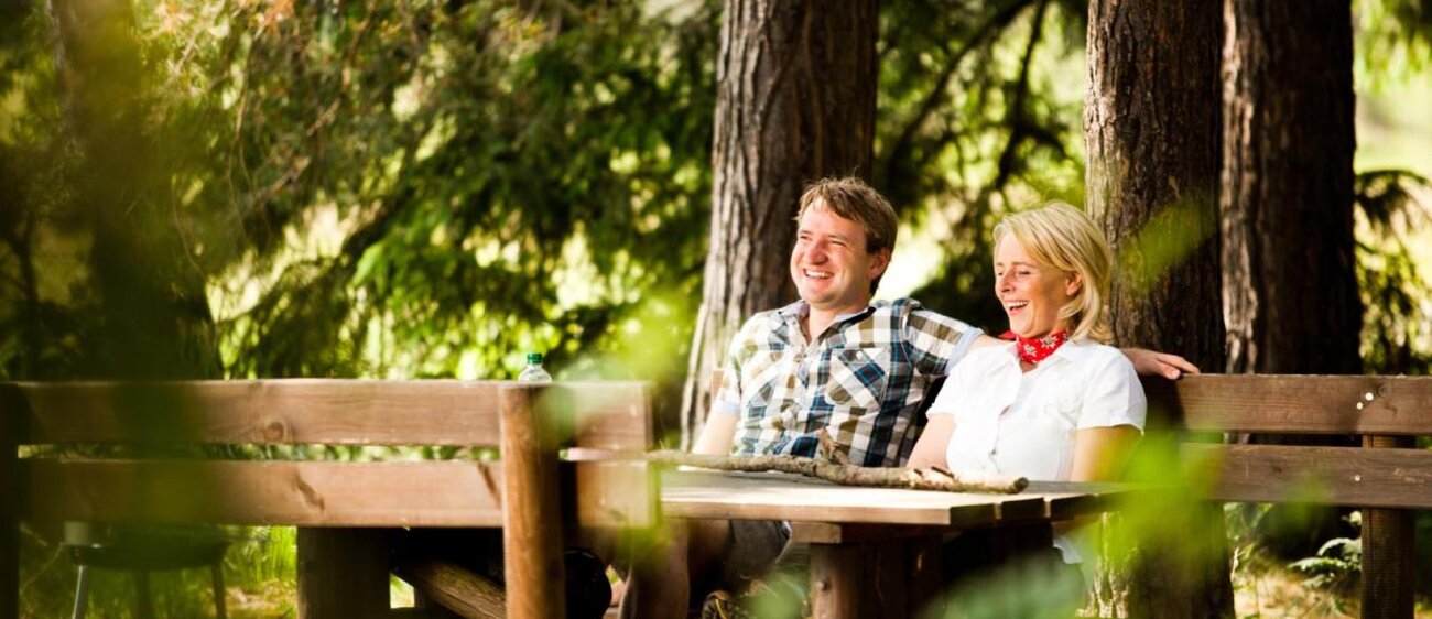Wanderer sehen auf die Landschaft im Moor in Bad Klosterlausnitz