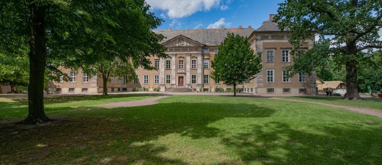 Schloss Ostrau mit Schlosspark.