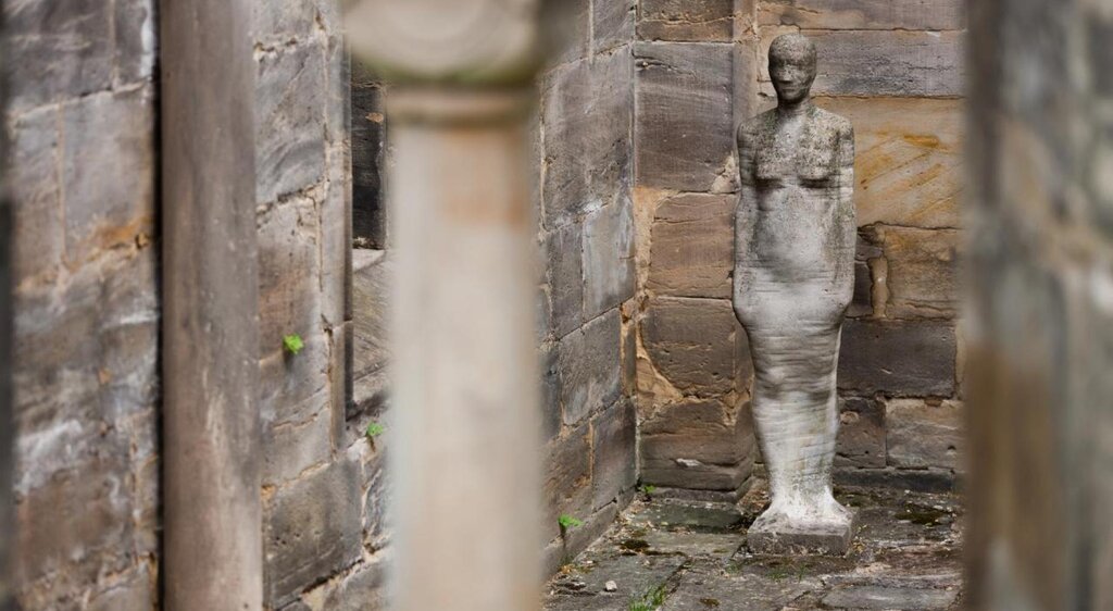 Statue an der Klosterkirche Thalbürgel