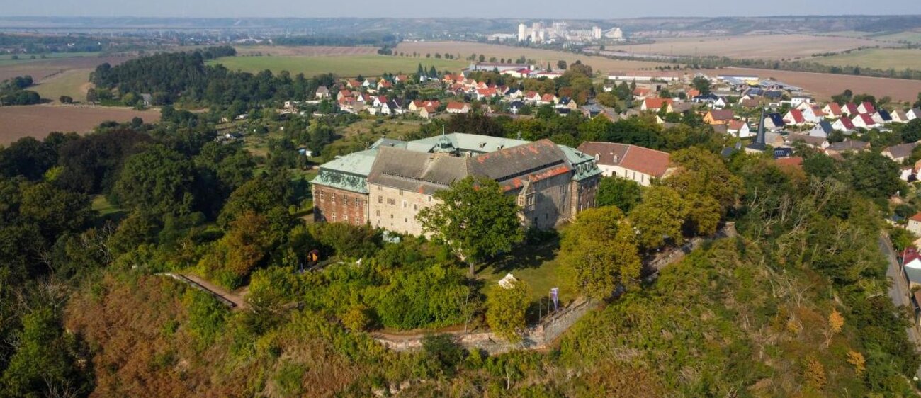 Außenansicht des Schlosses und Schlossparks Burgscheidungen