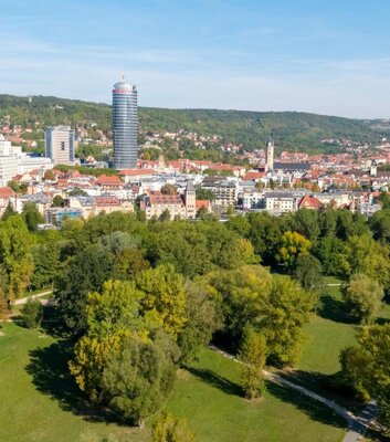 Drohnenaufnahme des Paradiesparks in Jena, entlang des Radfernweges Thüringer Städtekette