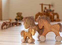 Oechlitz-Werkstatt-für-Holzspielzeug-Steffen-Schmidt-Pferde