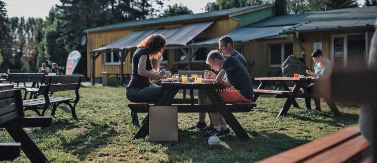 Außenbereich der Jugendherberge Kretzschau mit Sitzgelegenheiten