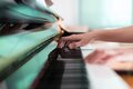Hände die ein Klavier spielen<br>