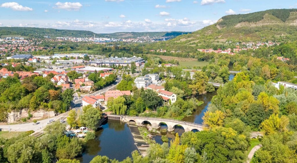 Dronenaufnahme von der Burgauer Brücke, Jena. Städteketteradweg