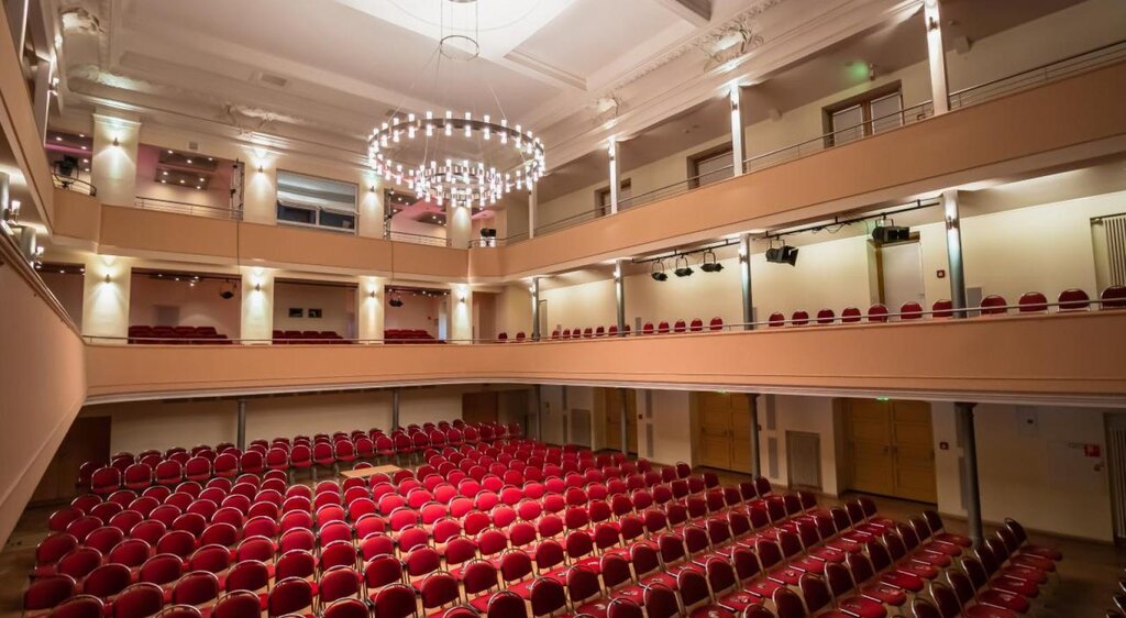 Blick in den Saal des Kulturhauses Weißenfels mit Bühne und Logenplätzen
