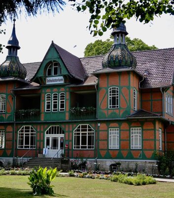 Sitz der Kurverwaltung und der Tourist-Information am Kurpark in Bad Sulza