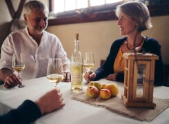 Gumperda-Obstweinkellerei-Röttelmisch-Tisch
