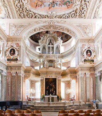 Die barocke Schlosskirche Eisenberg in der Innenansicht
