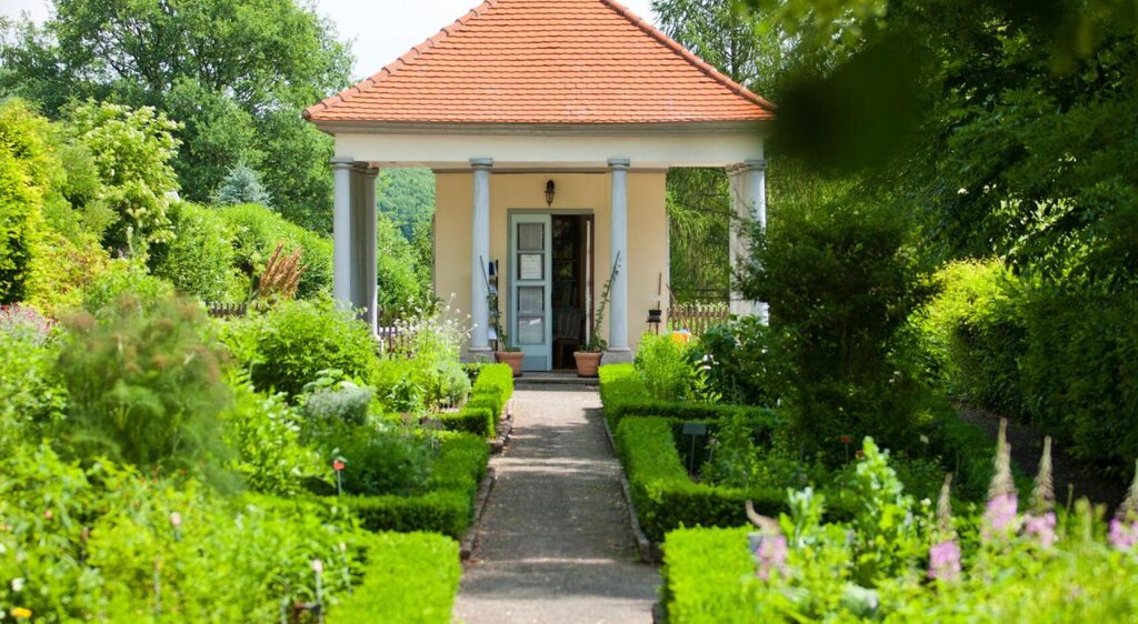 Schlosspark mit Kräutergarten-Schloss Christiansburg-Eisenberg