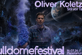 Oliver Koletzki vor kosmischem Hintergrund mit blauer Rauchfackel, Logo des Fulldome Festivals