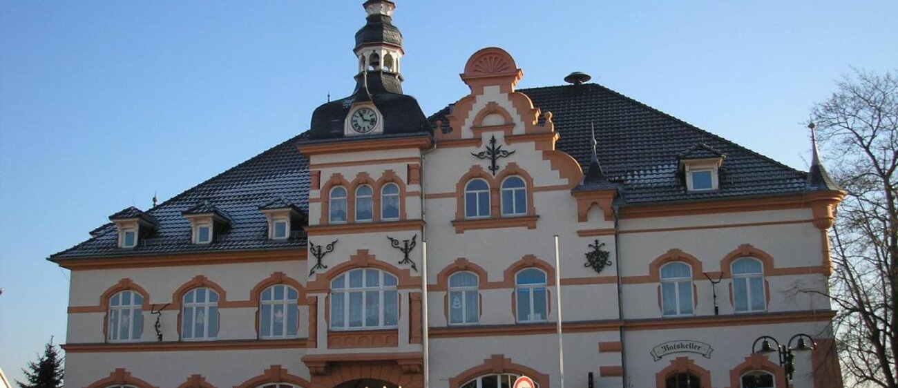 Außenansicht vom Rathaus der Stadt Hermsdorf (Thüringen)