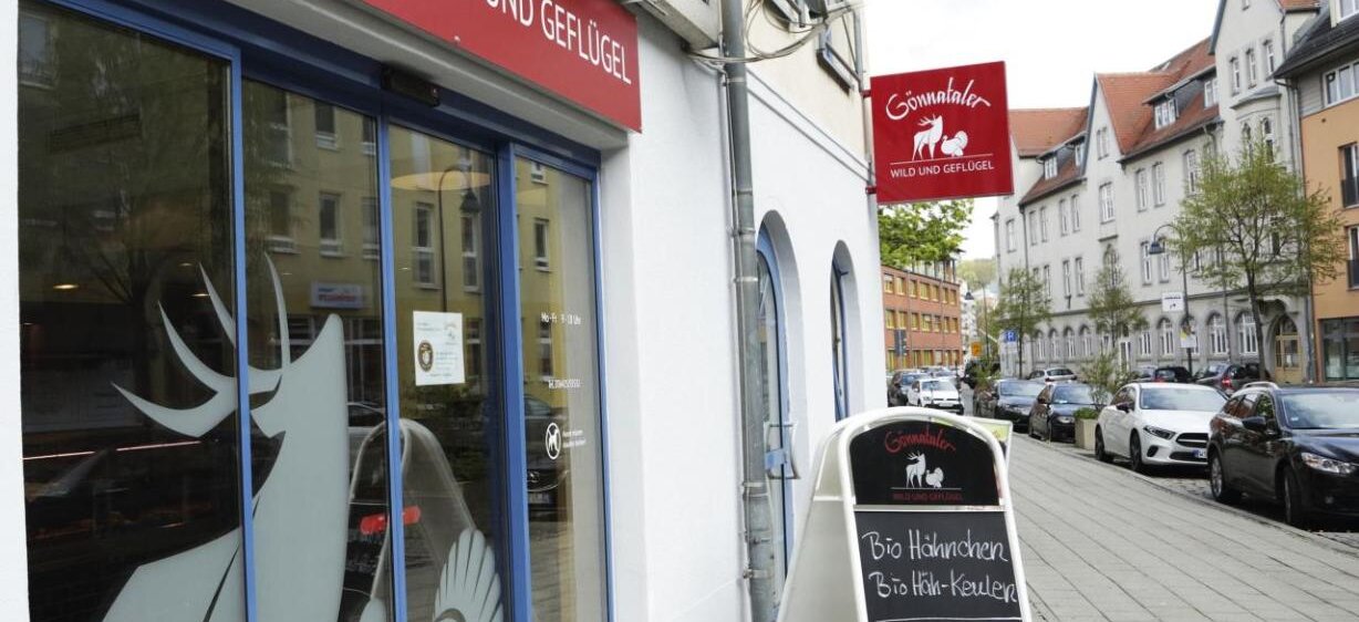 Die Außenansicht und Innenansicht sowie der Chef, Stefan Lüdke, der Filiale der Gönnataler Putenspezialitäten GmbH.