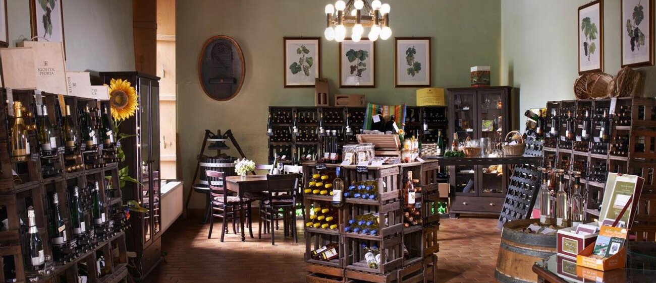 Blick in den Verkaufsraum der Vinothek des Landesweinguts Kloster Pforta in Schulpforte