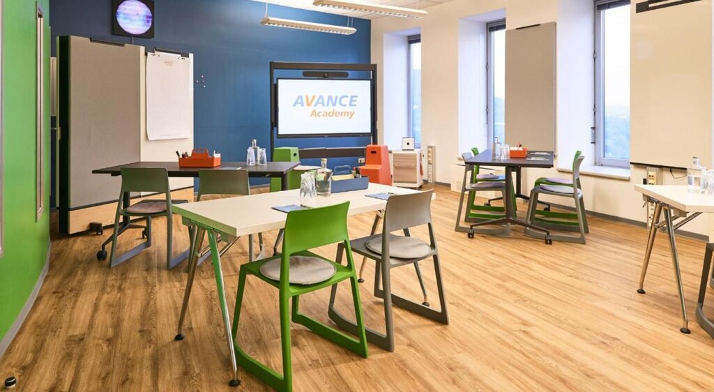 Die Triton Werkstatt der Avance Academy in Jena ist modern und farbenfroh eingerichtet