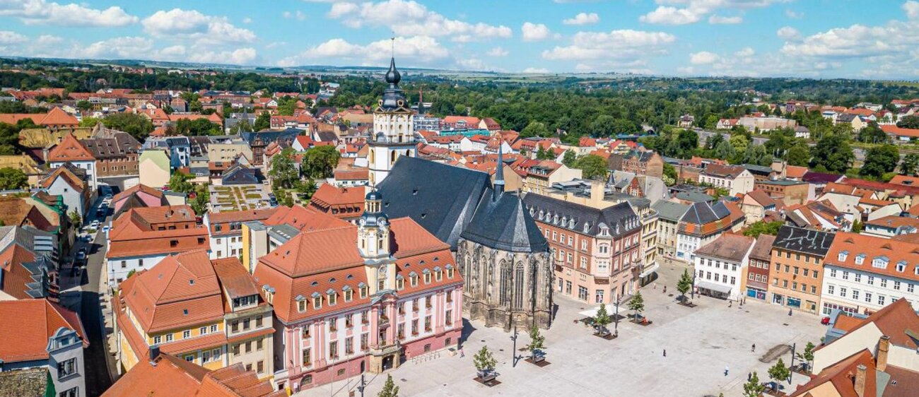 Stadtkirche St. Marien Weißenfels mit Marktplatz und umliegenden Gebäuden