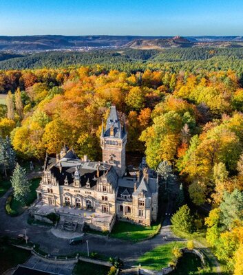 Neues Schloss in Hummelshain aus der Luft im Herbst