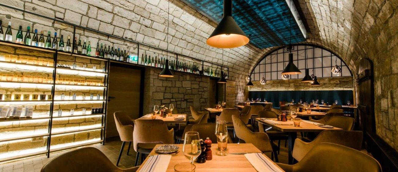 Innenansicht des Restaurants und der Bar 51° mit Sicht auf die Sitzmöglichkeiten