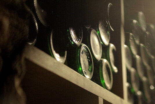 Raritäten-Weinregal im Landesweingut Kloster Pforta