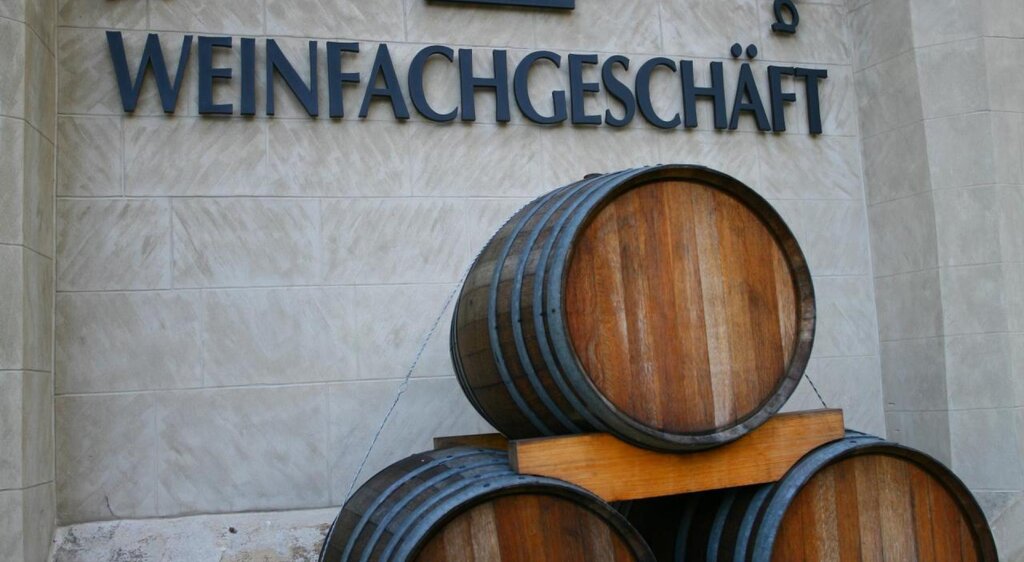 Weinfässer markieren den Eingang zur Vinothek des Landesweinguts Kloster Pforta in Schulpforte
