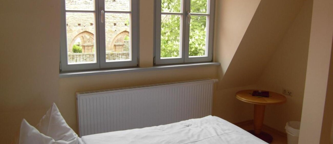 Inneneinrichtung des Ferienzimmers im Kloster in Memleben