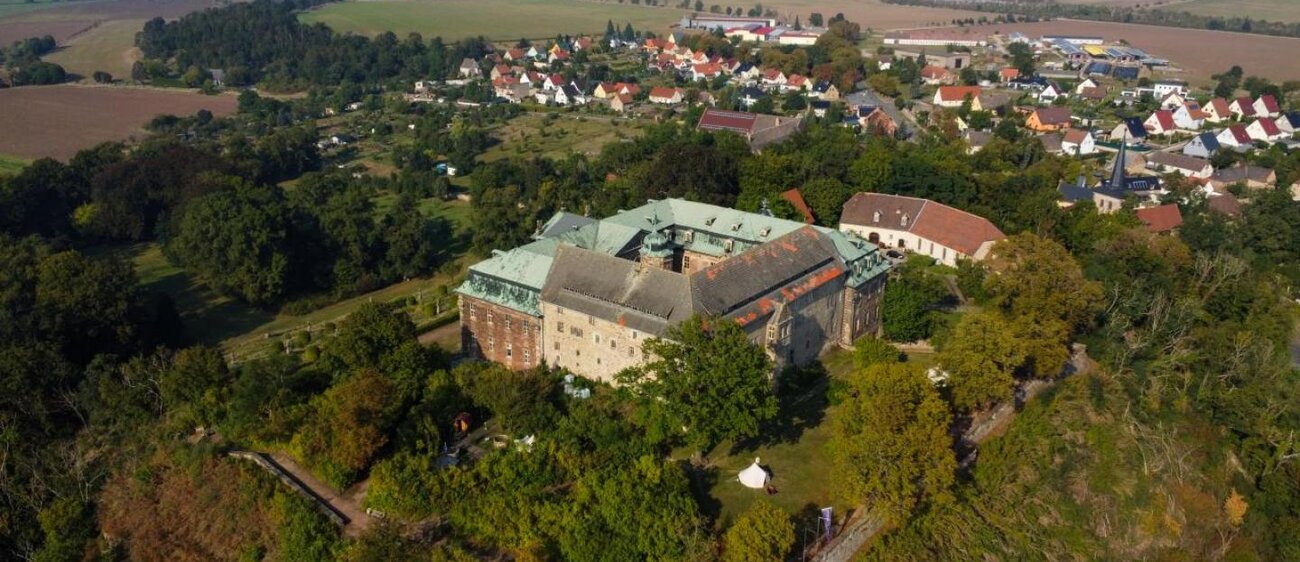 Außenansicht des Schlosses und Schlossparks Burgscheidungen