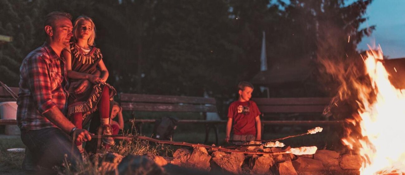 Lagerfeuer vor Jugendherberge Kretzschau