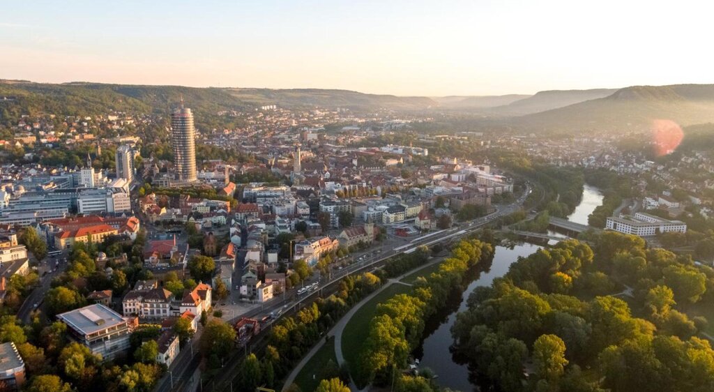 Drohnenaufnahme vom Paradiespark in Jena, entlang des Städtekette-Radweges