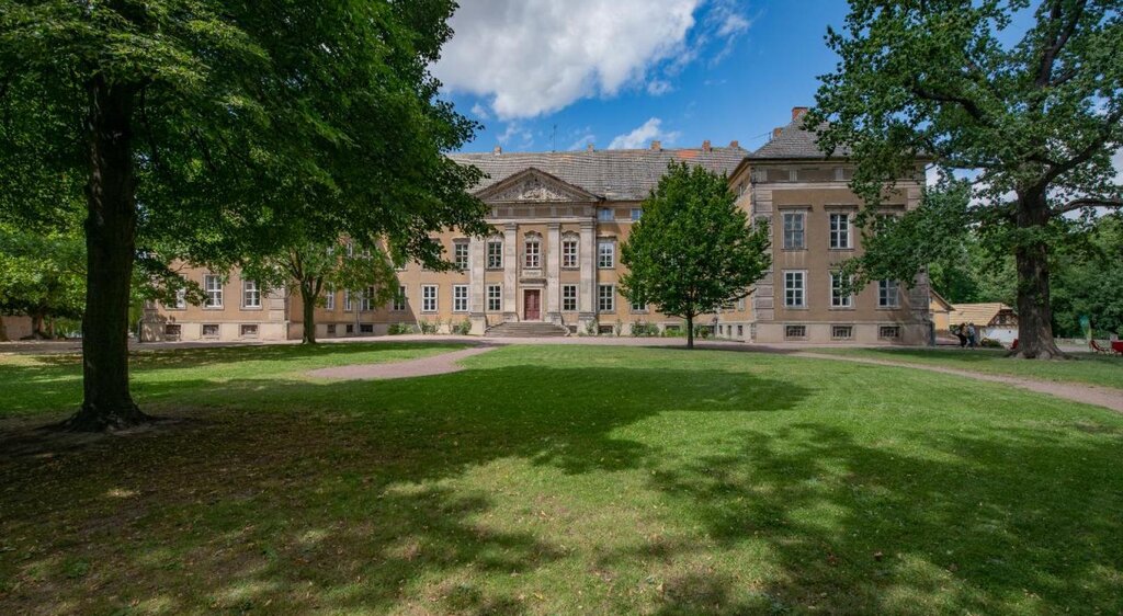 Schloss Ostrau mit Schlosspark.