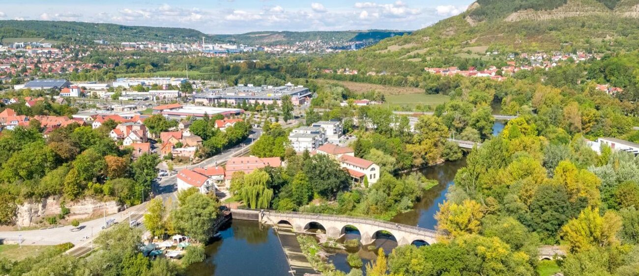 Dronenaufnahme von der Burgauer Brücke, Jena. Städteketteradweg