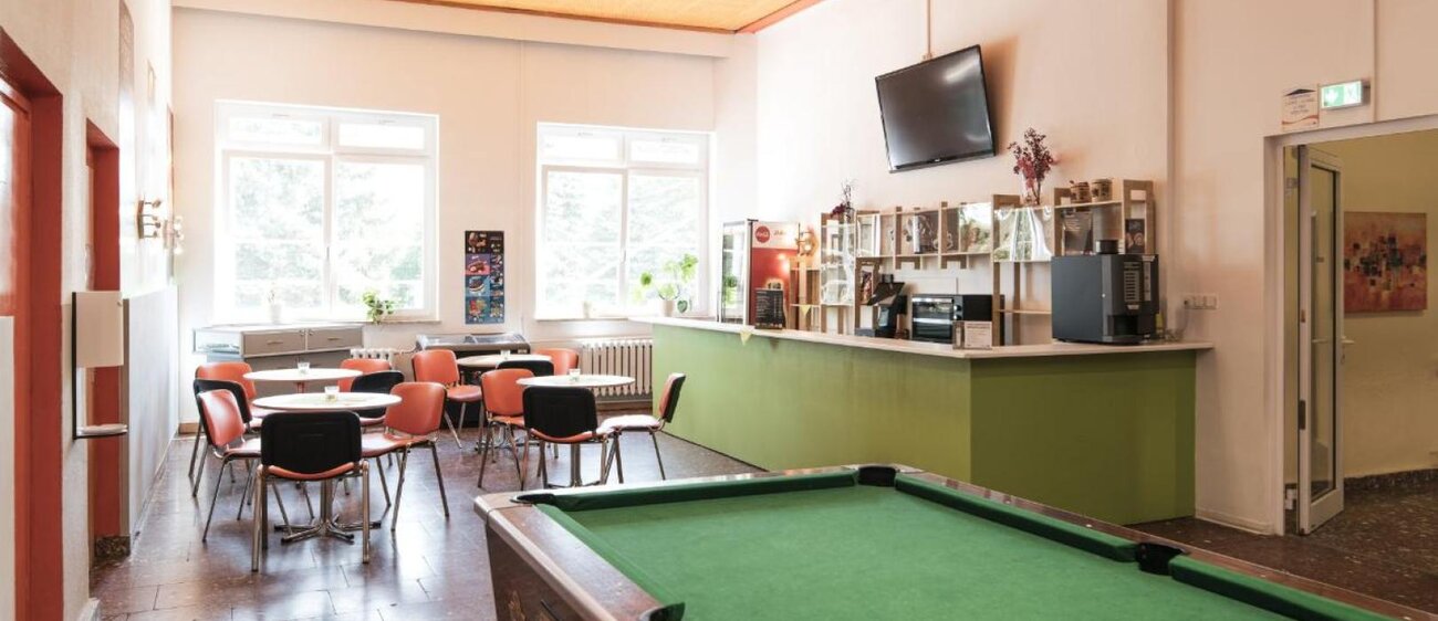 Ansicht der Cafeteria mit kleiner Bar
