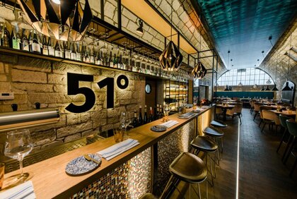 Innenansicht des Restaurants und der Bar 51° mit Bar im Vordergrund