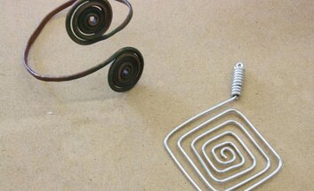 Der Schmuck wurde im Rahmen einer Schmuckwerkstatt nach bronzezeitlichen Vorbildern aus Draht hergestellt.