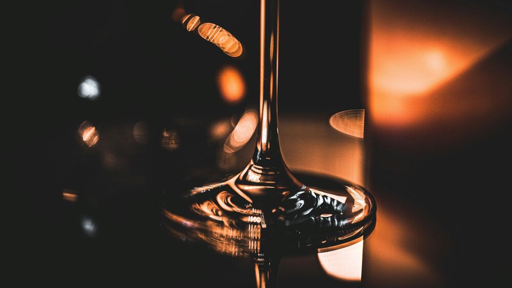 Weinprobe im Dunkeln