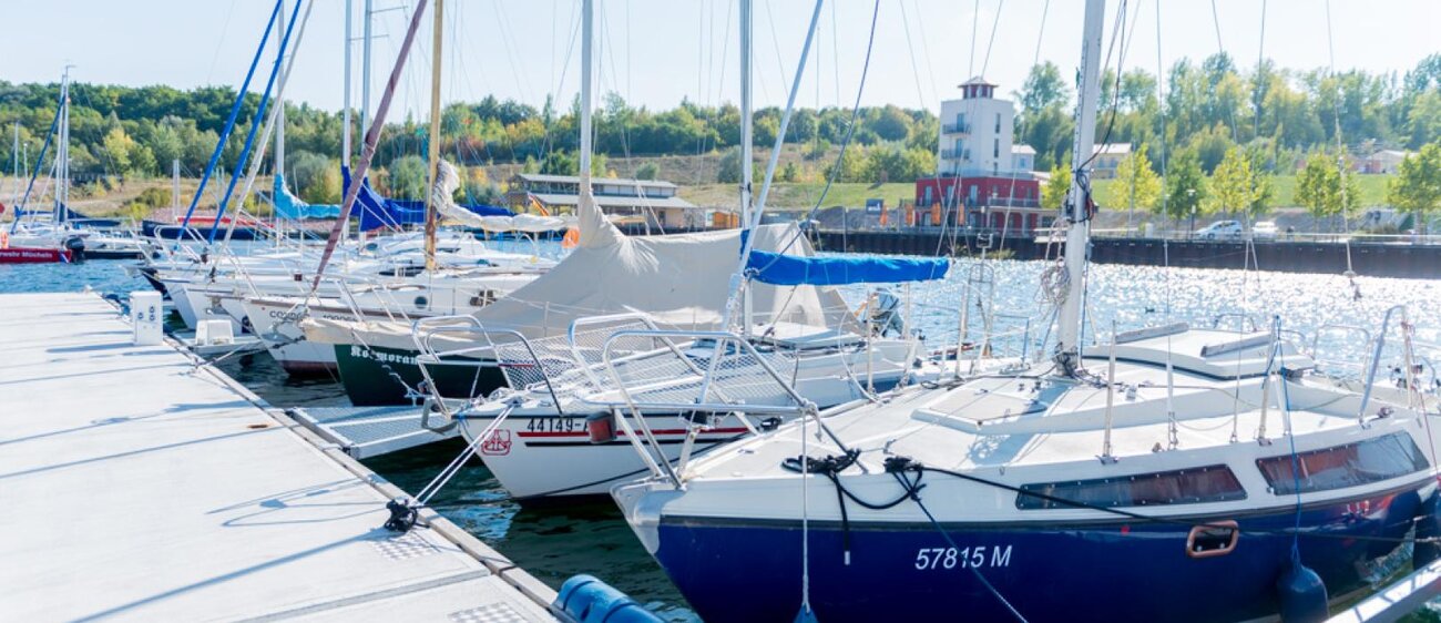 Hafen mit Segelbooten