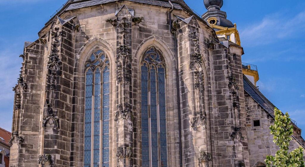 Außenansicht des Chorraums der Stadtkirche St. Marien in Weißenfels mit Chorfenstern