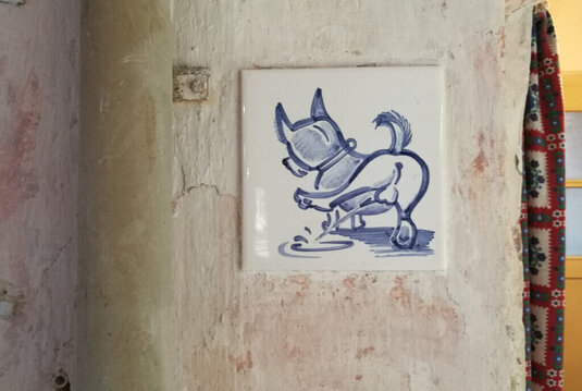 scherzhaftes Wanddetail in den alten Werkstatträumen