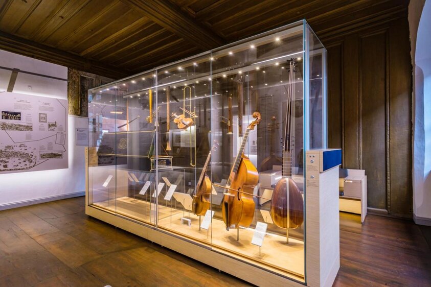 Instrumentenvitrine im Heinrich-Schütz-Haus Weißenfels