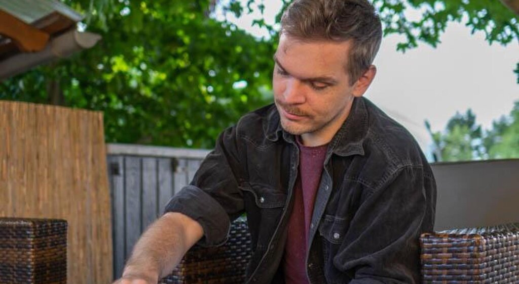 Florian Held im Biergarten des Restaurants "Zur Kanone" in Tautenhain