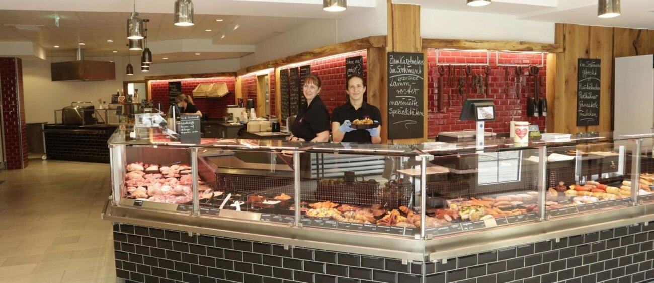 Die Außenansicht und Innenansicht sowie der Chef, Stefan Lüdke, der Filiale der Gönnataler Putenspezialitäten GmbH.