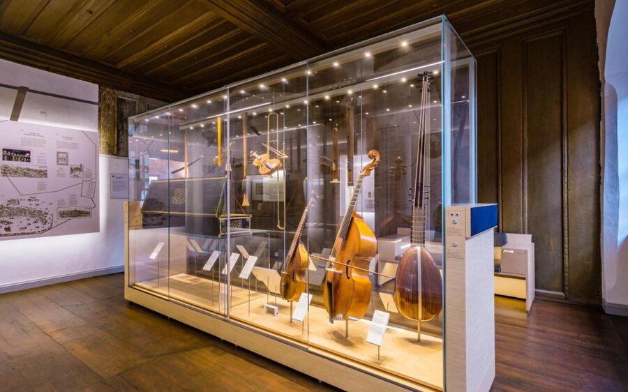 Instrumentenvitrine im Heinrich-Schütz-Haus Weißenfels