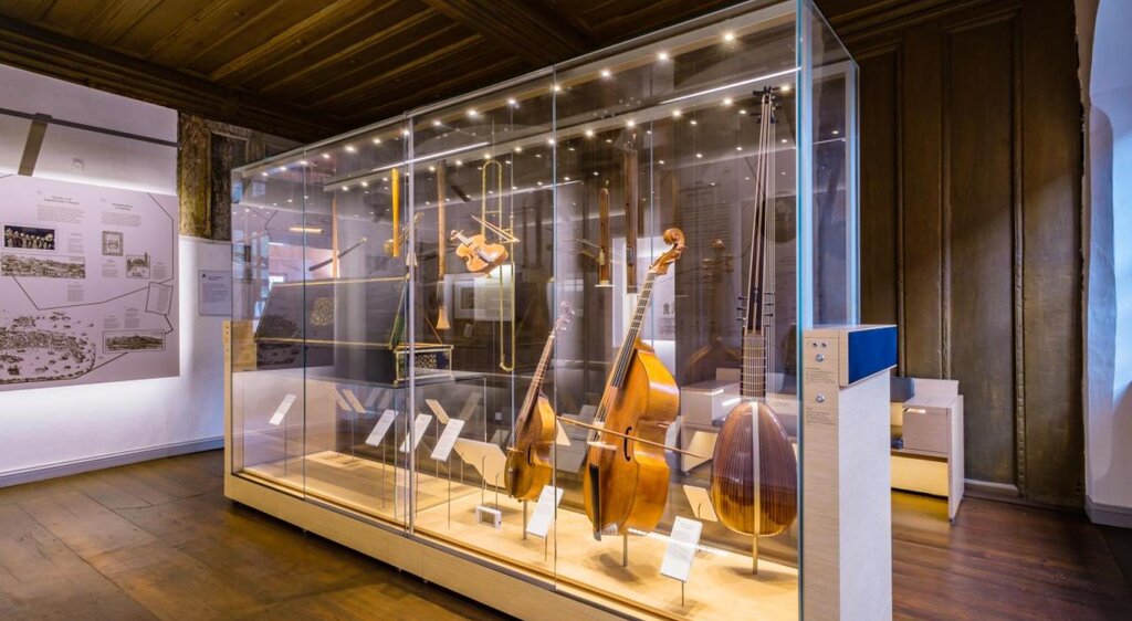 Instrumentenvitrine im Heinrich-Schütz-Haus Weißenfels