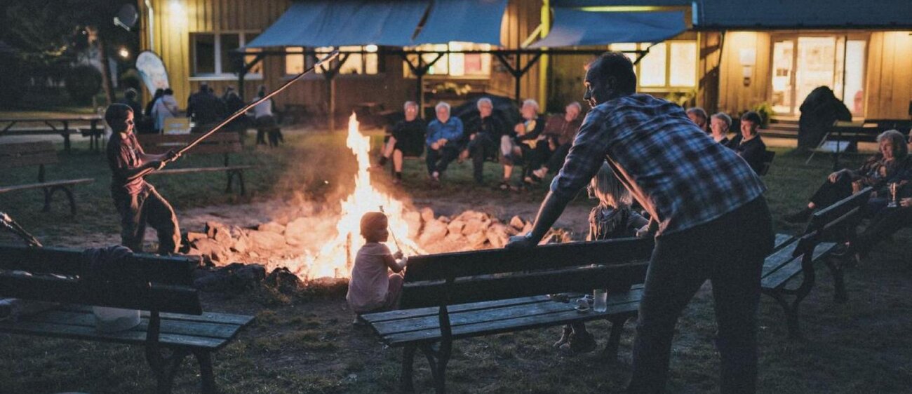 Lagerfeuer vor Jugendherberge Kretzschau
