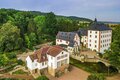 Schloss Kochberg besteht aus mehreren Gebäuden, einem Wassergraben und Schlosspark