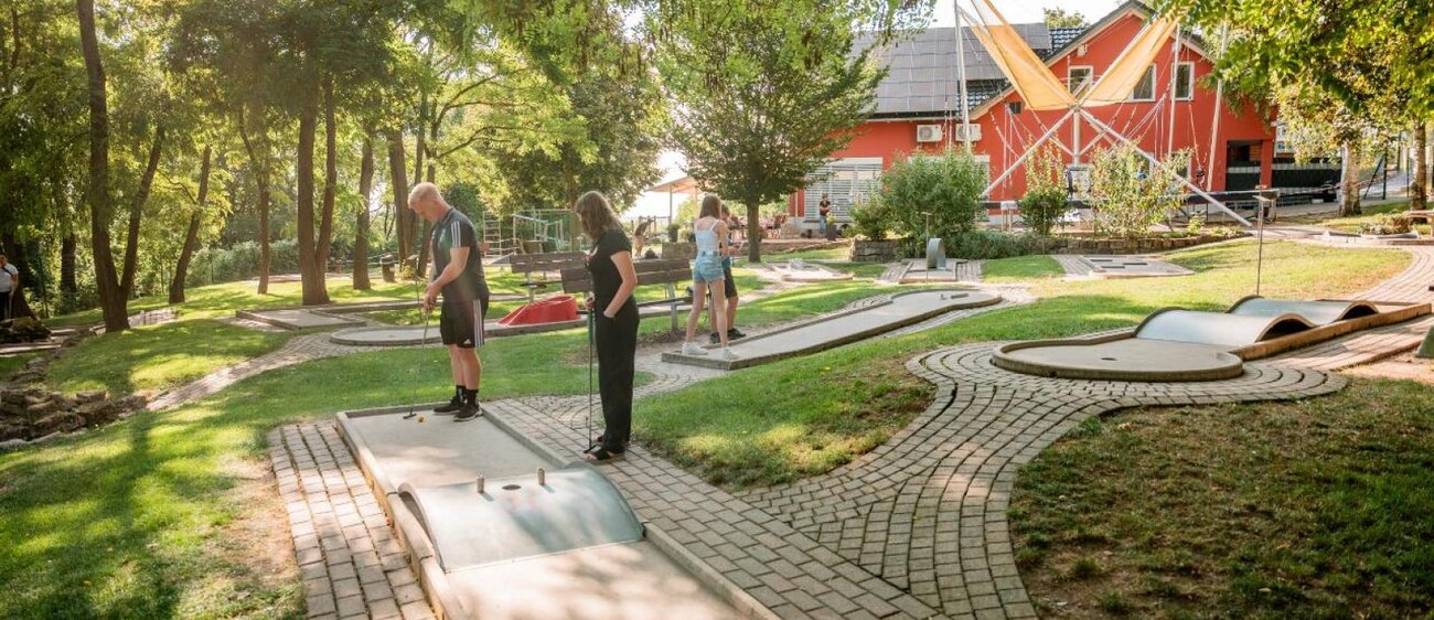 Minigolf Anlage im SunGolf Familien- und Abenteuerpark.
