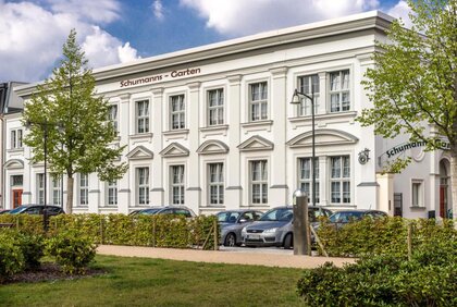 Vorderansicht des Schumanns Gartens am Tag.