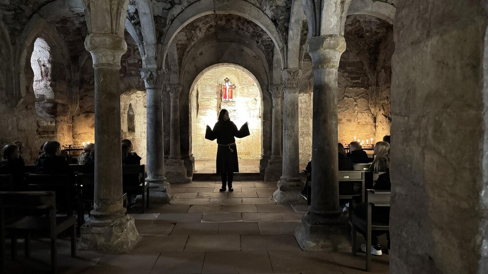 Belebtes Kloster  Ora et labora – Benediktinermönche im Kloster Memleben, gemeinsames Klostermahl nach benediktinischem Vorbild